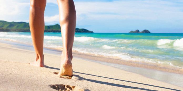 Beach-Walking-camminare-sulla-spiaggia-696×496